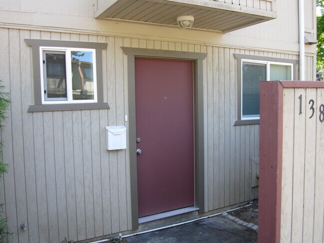Building Photo - 138 Rainbow Ct
