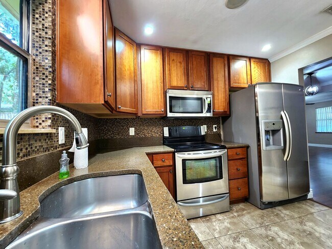 Building Photo - FOR RENT 4 bed 3 bath home