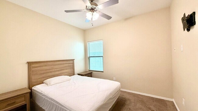 Building Photo - 11104 Santillana Loop