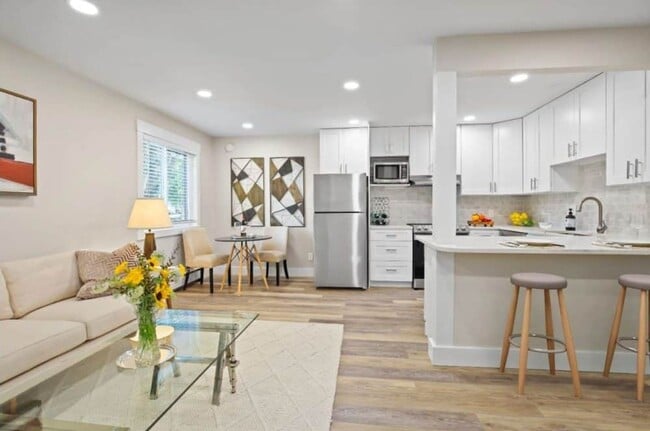 Building Photo - Newly Remodeled 1 BR Available Now!