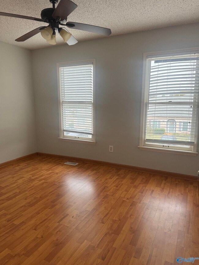 Building Photo - 210 Marinawoods Dr SE