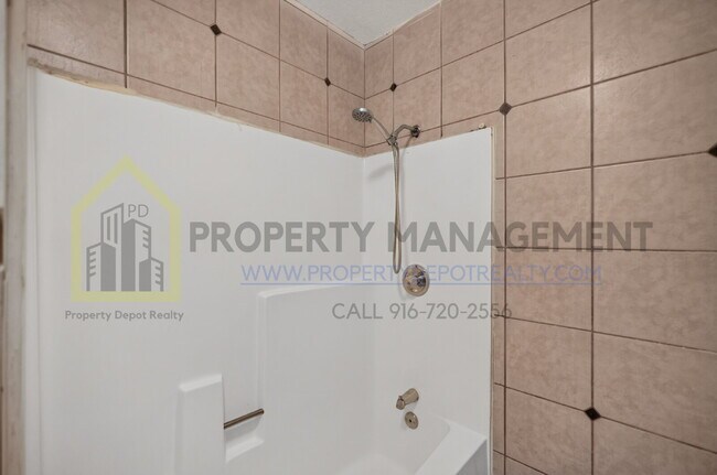 Building Photo - Spacious 3-Bed, 2-Bath Haven in Sacramento