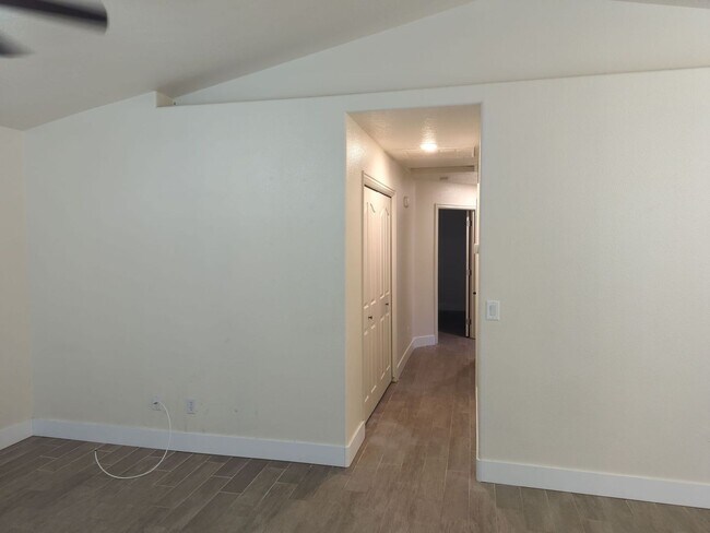 Building Photo - Centrally Located 3 Bedroom Condo. Small D...