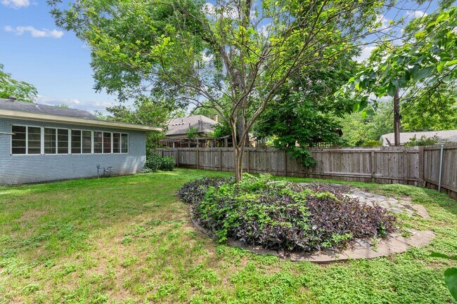 Building Photo - Nicely Updated 3/2 in Hyde Park