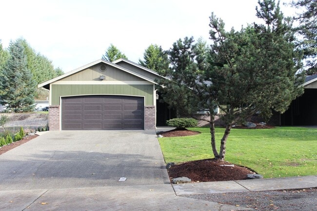 Building Photo - Inviting 3 Bedroom/2 Bathroom Duplex in Puyallup! Two Car Garage, Fenced Yard, Cul-de-Sac, New Pl...
