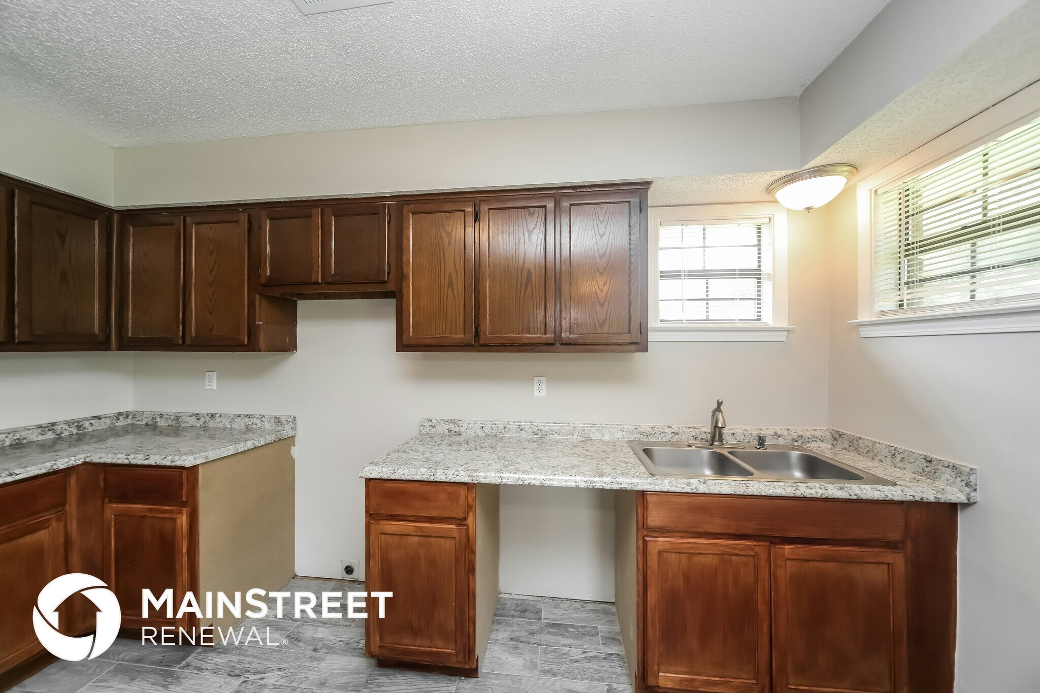 Building Photo - 6580 Silver Oak Cove
