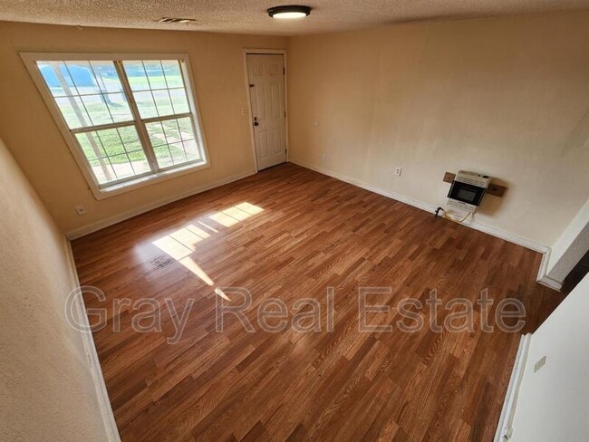 Building Photo - 400 N Division St