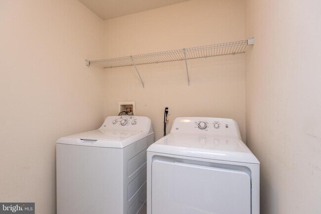 Building Photo - 3233 Meadow View Cir