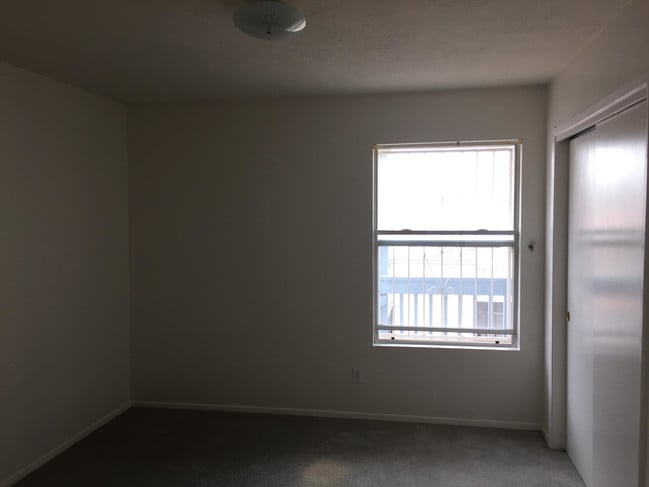 Building Photo - 213 Princeton Dr SE