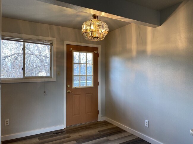Building Photo - 2 Bedroom 2 Bath Townhome w/ large 2 car garage - Freshly remodeled - Available Now