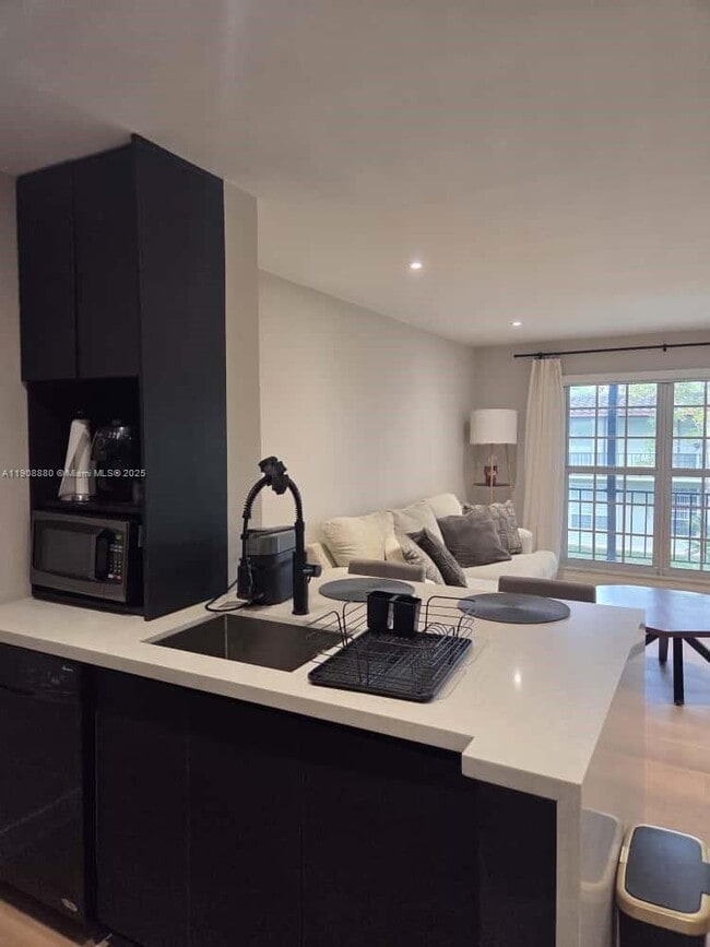 Building Photo - 10824 N Kendall Dr