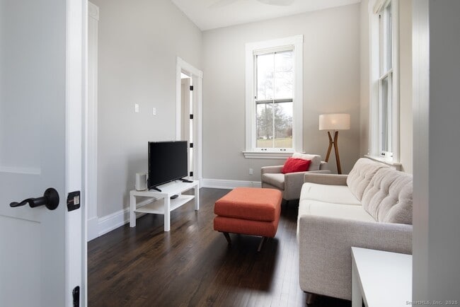 Building Photo - 33 Sharon Rd