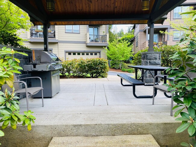 Building Photo - Incredible Custom Townhome