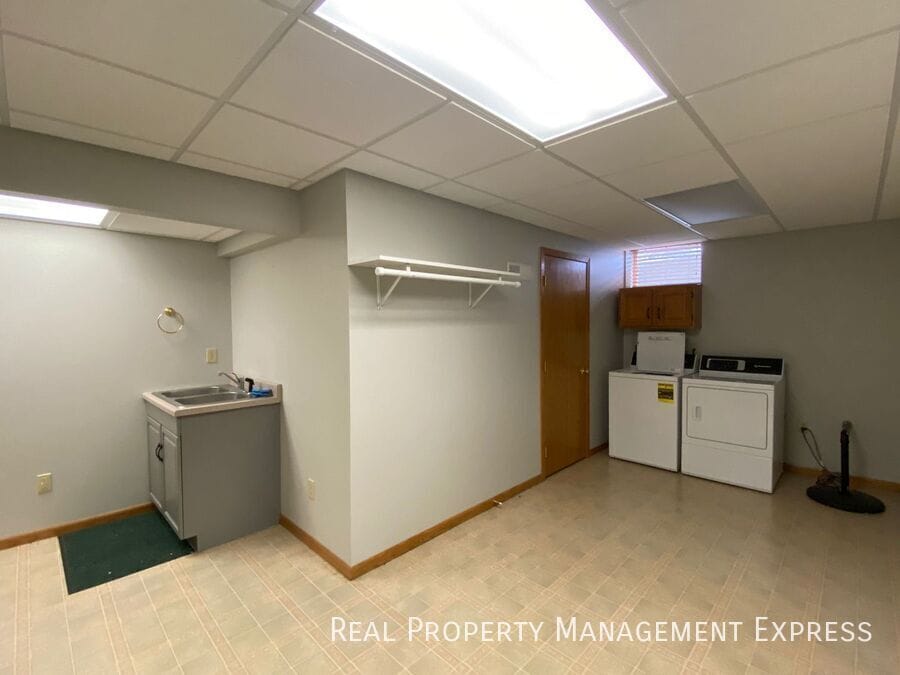 Building Photo - Spacious 4 bedroom 3 bathroom