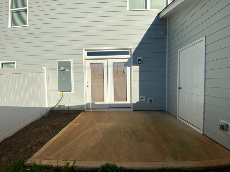 Building Photo - Room in Townhome on Johns Walk Way