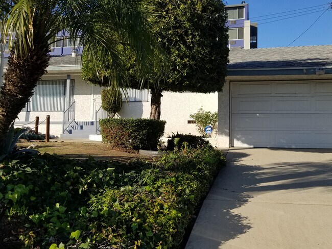 Building Photo - 333 W 33rd St