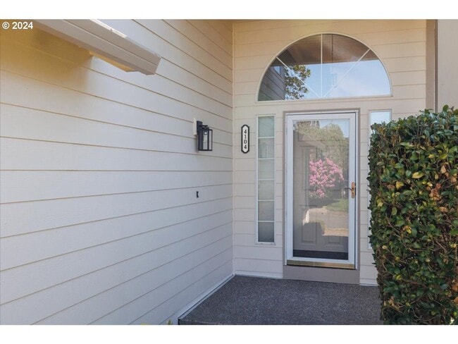 Building Photo - Bright, Open Living with Vaulted Ceilings ...