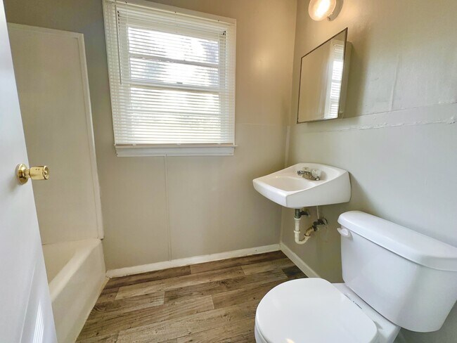 Building Photo - 825 Bethune St