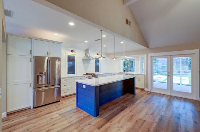 Building Photo - 8241 N Yorktown Dr