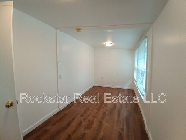Building Photo - 1524 W Gardner Ave