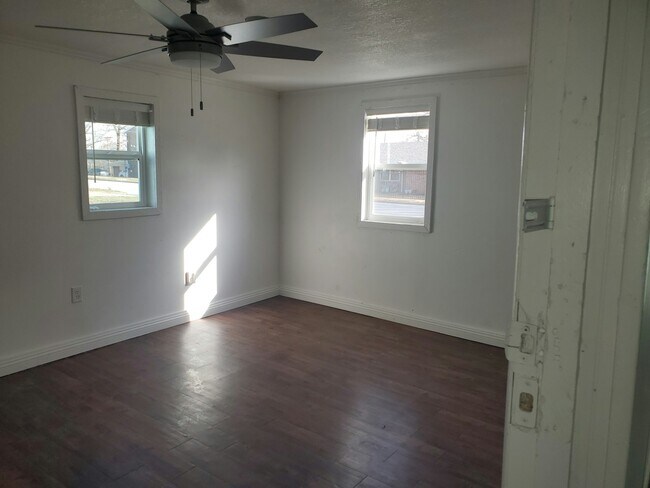Building Photo - 1027 E Villa Marie St