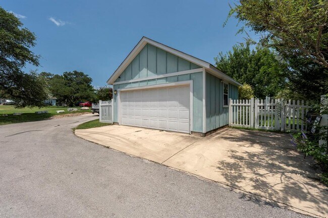 Building Photo - 423 Wetzel