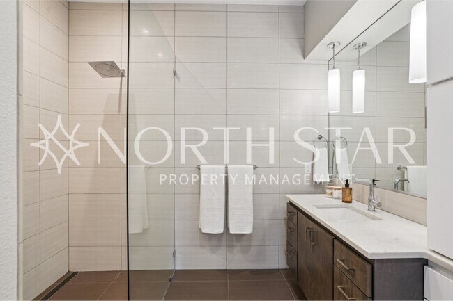 Building Photo - Luxury Living in the Heart of Lake Oswego: Stylish 3-Story Townhouse