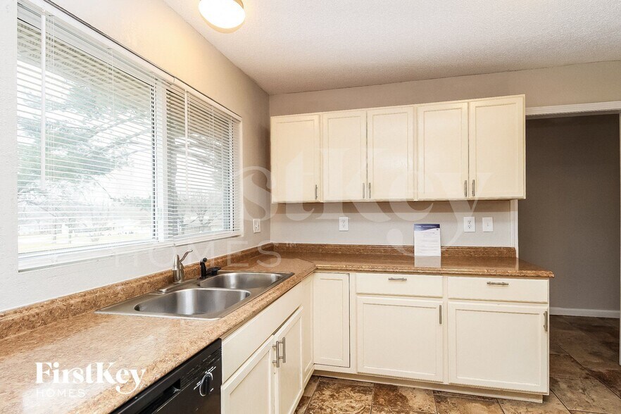 Building Photo - 6007 E 150th St