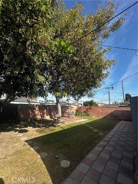 Building Photo - 1047 E Spicer St