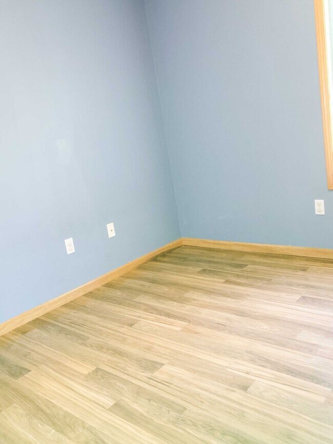 Building Photo - 3 bed 2.5 bath