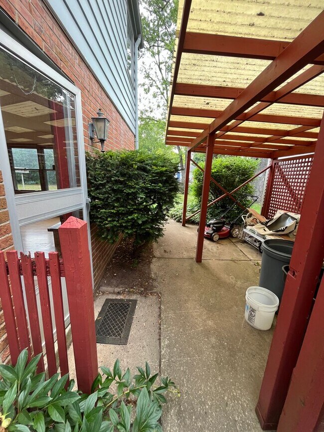 Building Photo - 5606/5610 Badger Court