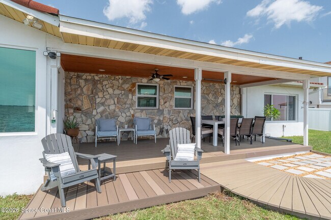 Building Photo - 1110 S Banana River Dr