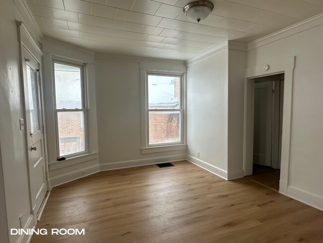 Building Photo - 1904