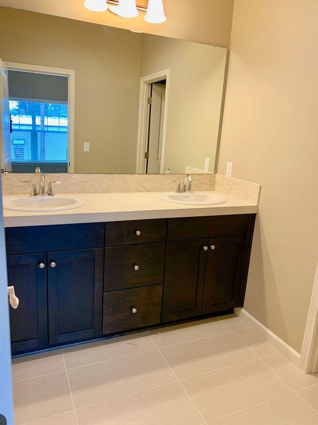 Building Photo - New Townhome Steps from Willamette River