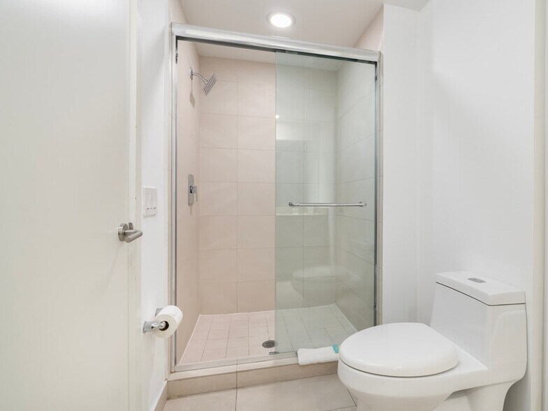 Building Photo - 4011 S Ocean Dr