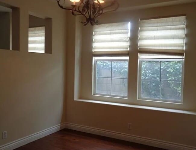 Building Photo - 2 weeks free rent. Detached 4 Bedroom Home...