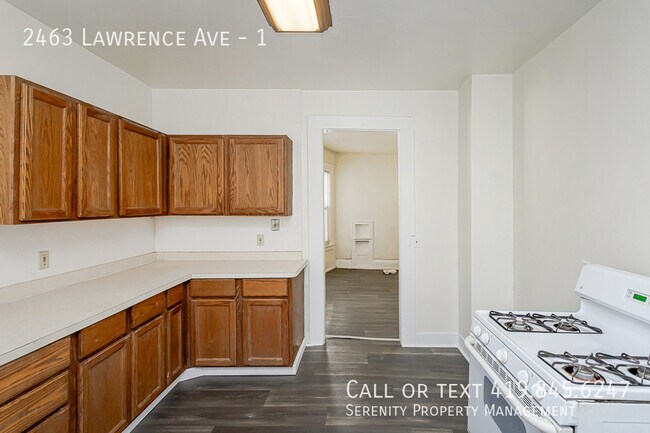 Building Photo - 2463 Lawrence Ave