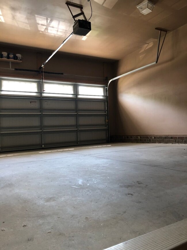 Building Photo - Stunning 3 bedroom, 2 1/2 bath 2 story home