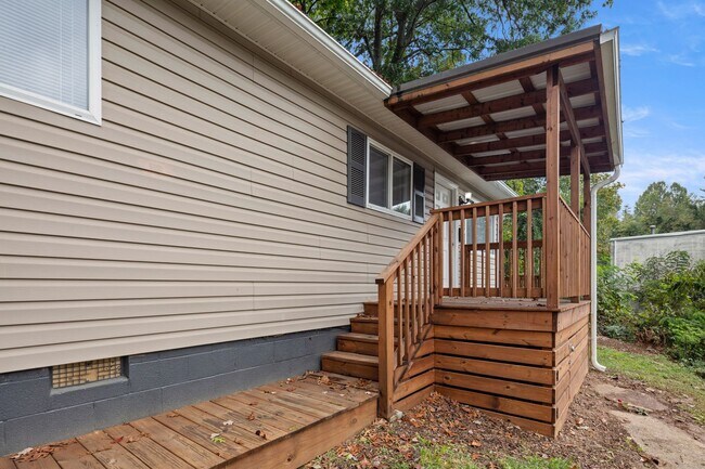 Building Photo - Renovated Cottage - Central West Asheville Location