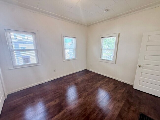 Building Photo - 4 Bedroom Single Family Home in West Haven