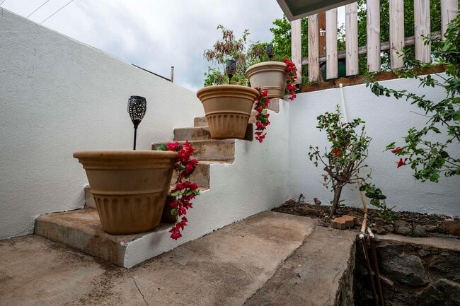 Building Photo - 912 N Niheu Pl