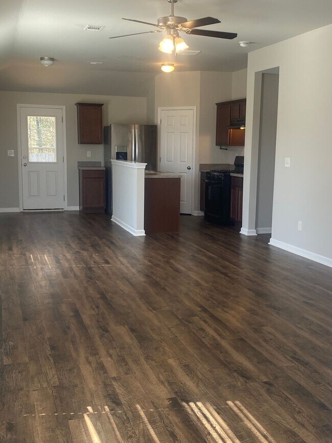 Building Photo - Spacious 3BR/2BA Home with Garage