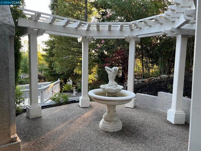 Building Photo - 3040 Stonegate Dr