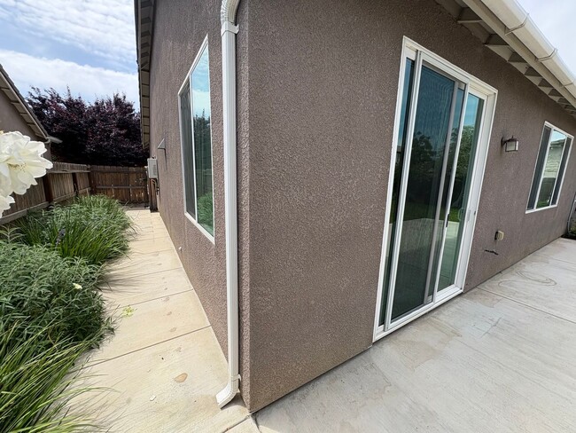 Building Photo - 3 Bedroom Home located NW Visalia!