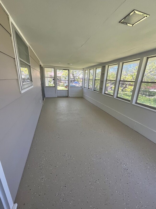 Building Photo - 3 bedroom 2 bathroom house for rent