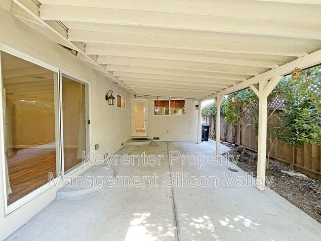 Building Photo - 153 Noyo Dr