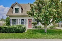 Building Photo - Lovely 3/2.5 Spacious Home with a Large Backyard in an Unbeatable Location near Downtown Orlando!