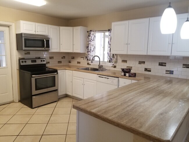 Building Photo - Spacious 3 Bedroom Home in Winter Haven