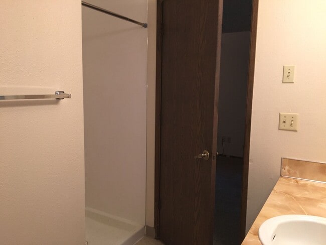 Building Photo - Easy Access to PCC Sylvania Campus, I-5