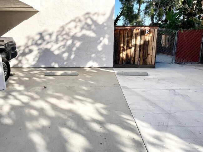 Building Photo - Large Lower Unit w/ Fenced Backyard!